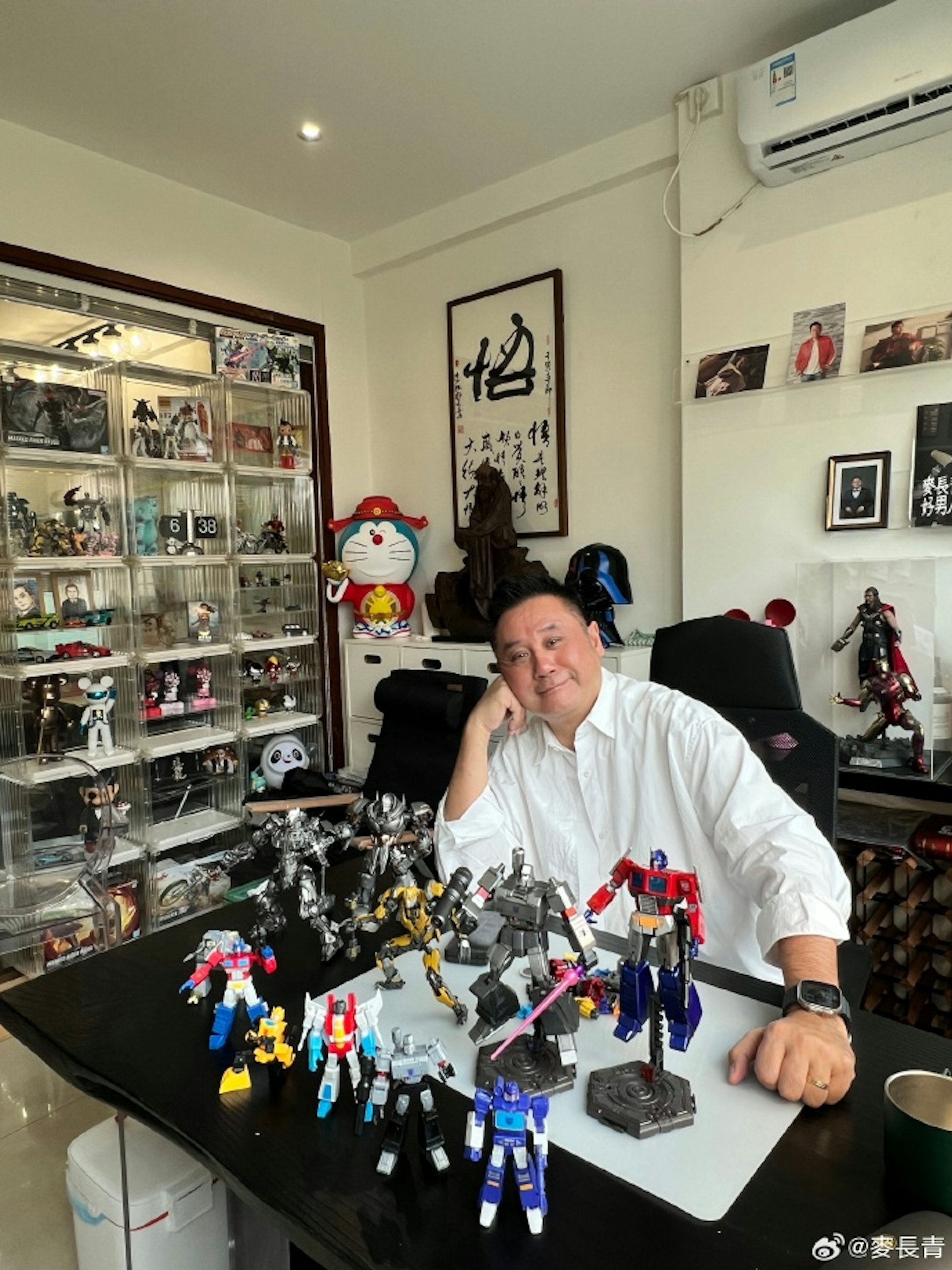 近日麥長青分享自己飯後工作就是砌模型的相片。