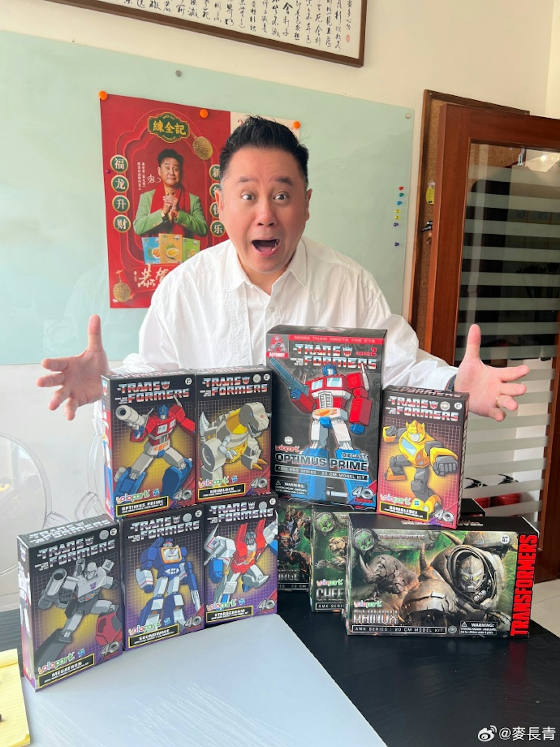 麥長青非常喜歡模型，十足大細路。