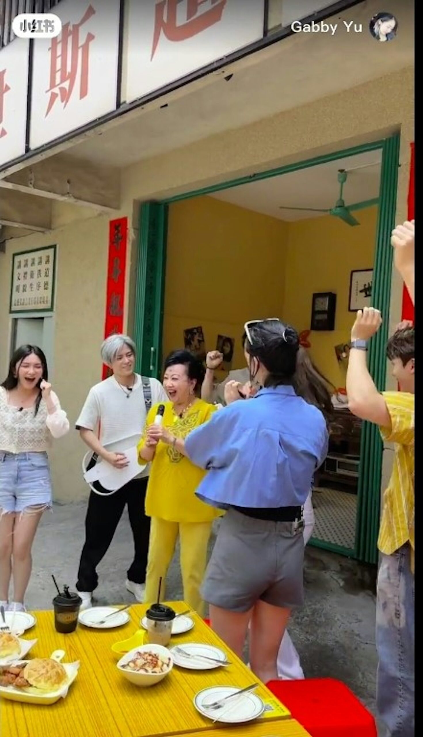 現場一班藝人唱著《皆大歡喜》歡迎家燕姐到場。