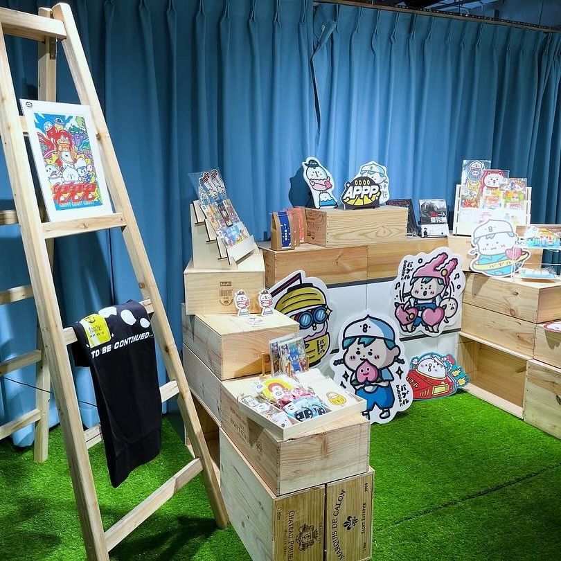 店鋪有不少卡通擺設。