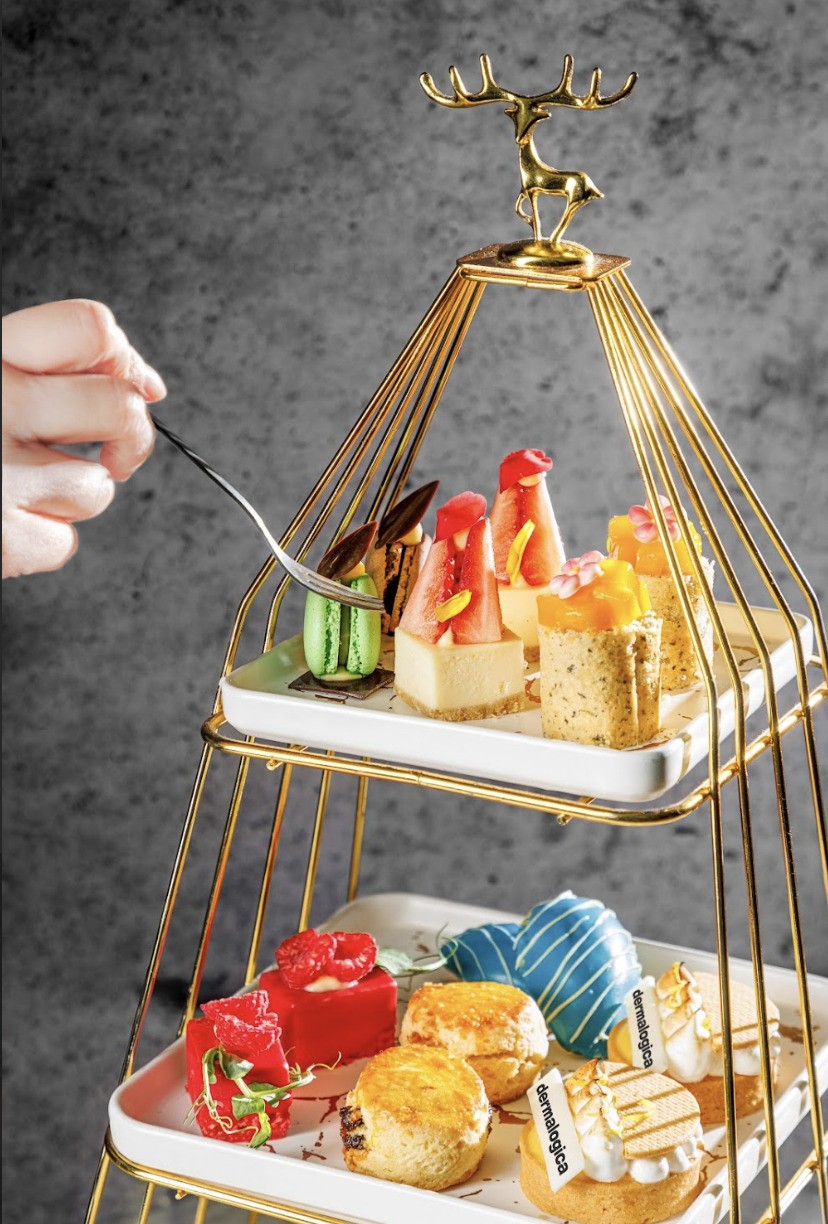 「膠原活膚下午茶」以三層架盛載11款精緻鹹甜美點。