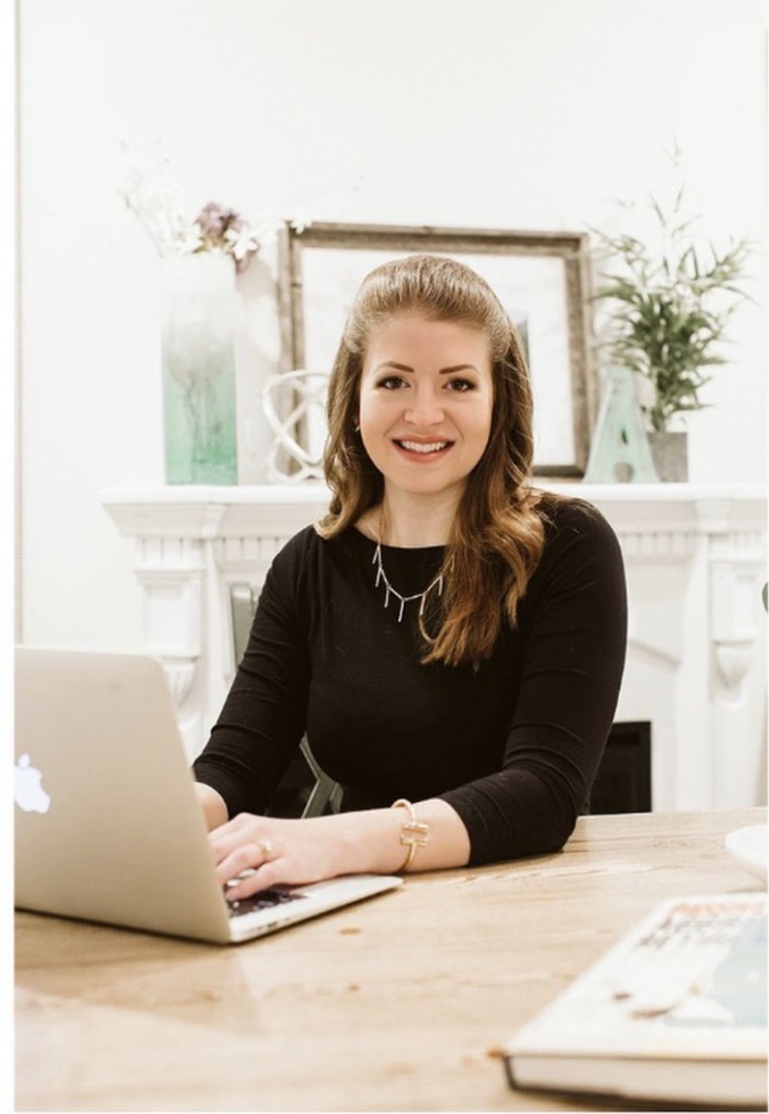 Rachel Richards 閱讀理財書籍吸收知識。