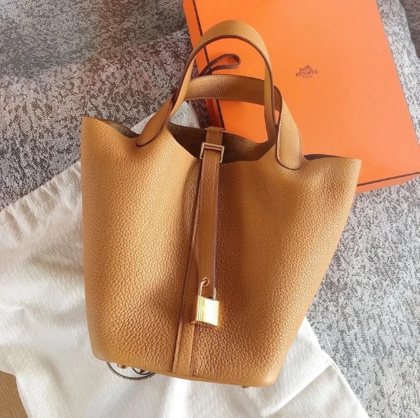 Hermès Picotin的特性是柔軟、耐磨和防水度高，日常返工使用都很適合。