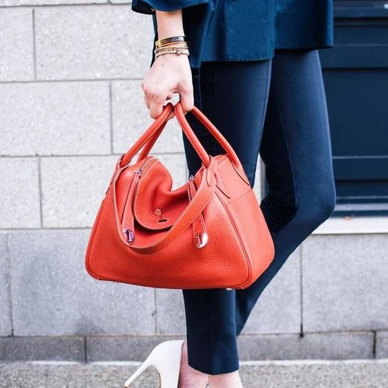 Hermès Lindy最大特色是肩背和手提兩用的構造，袋身容量及大小可調節，不僅能搭配正式場合造型，亦能在輕旅行使用，實用性非常高。