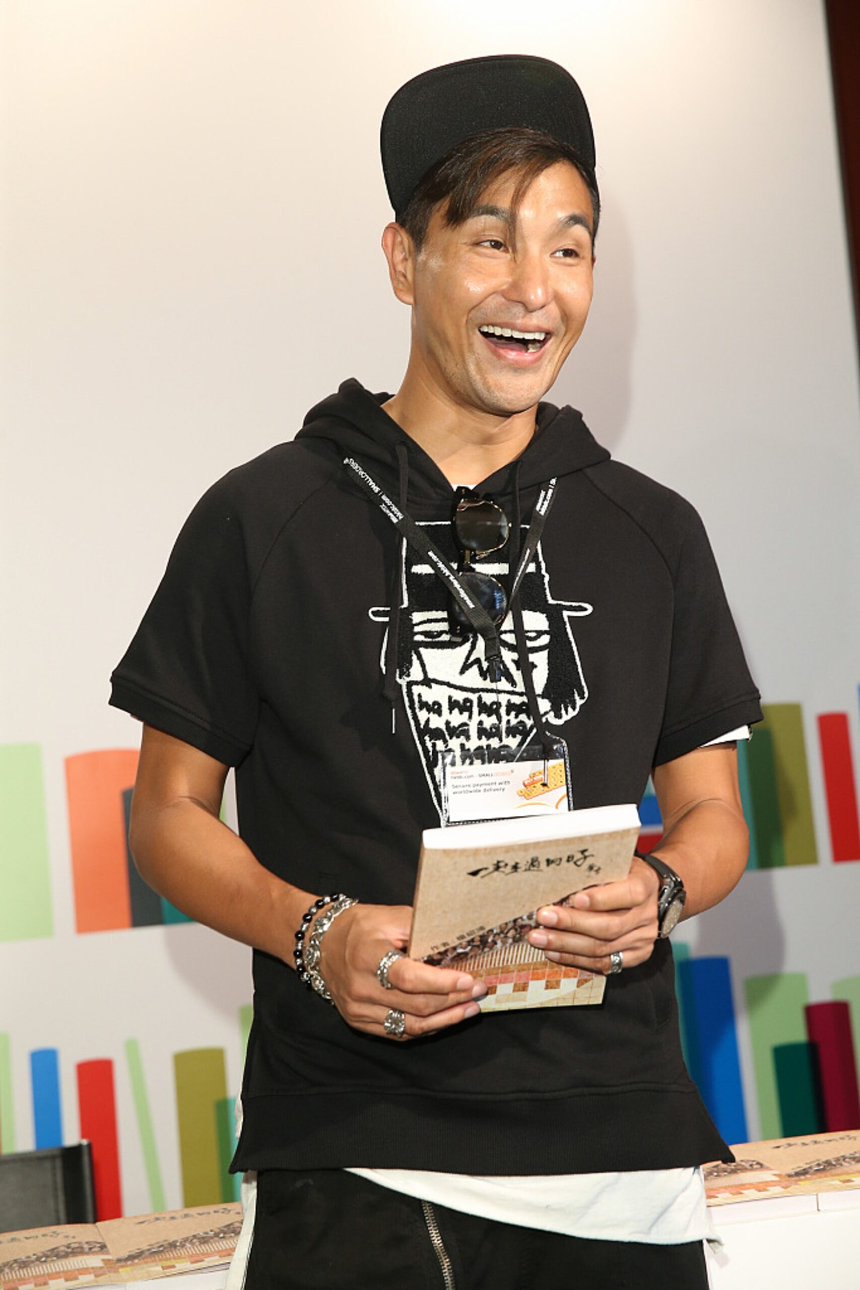 打扮非常童真。