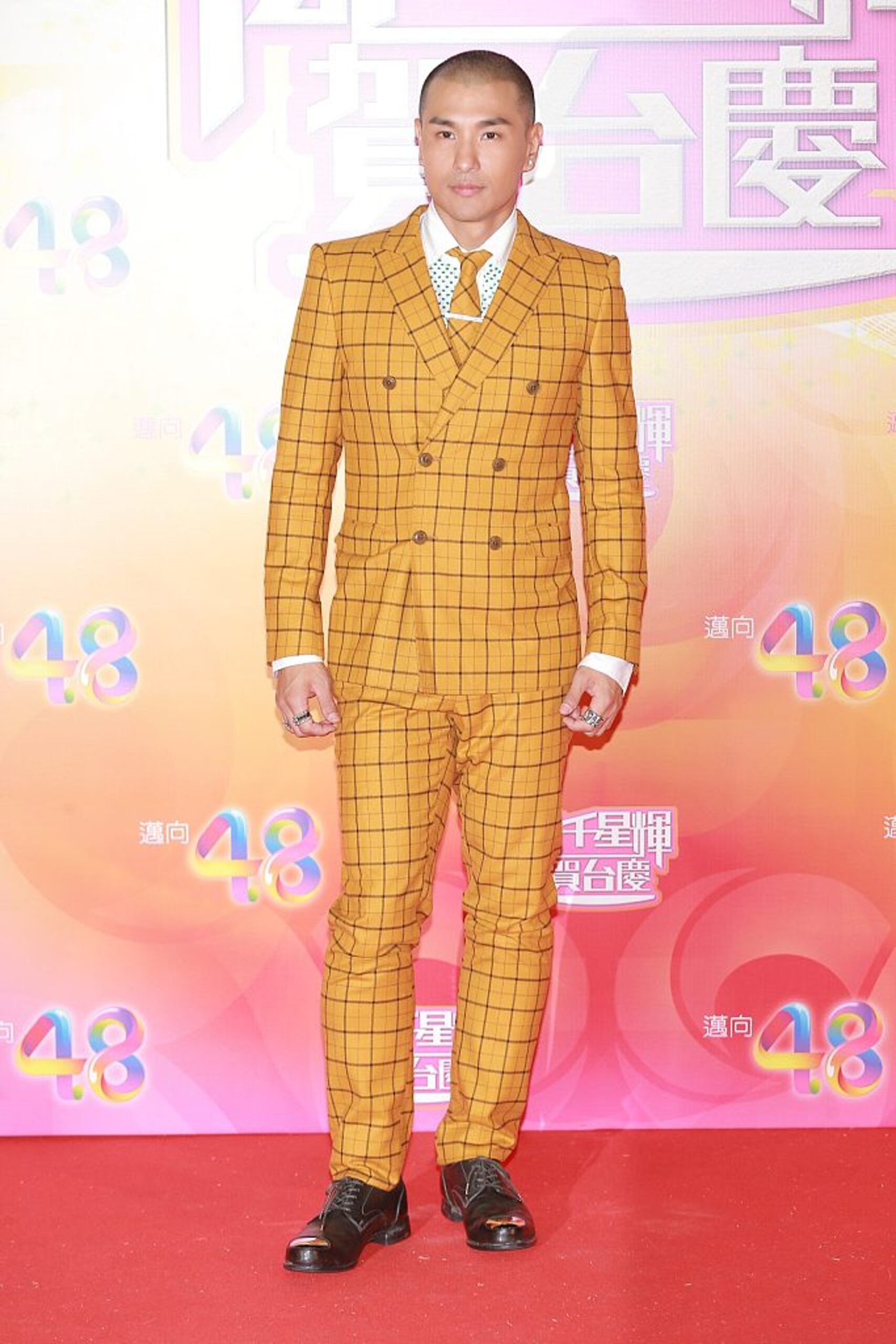 黃色格仔西裝造型令人眼前一亮。