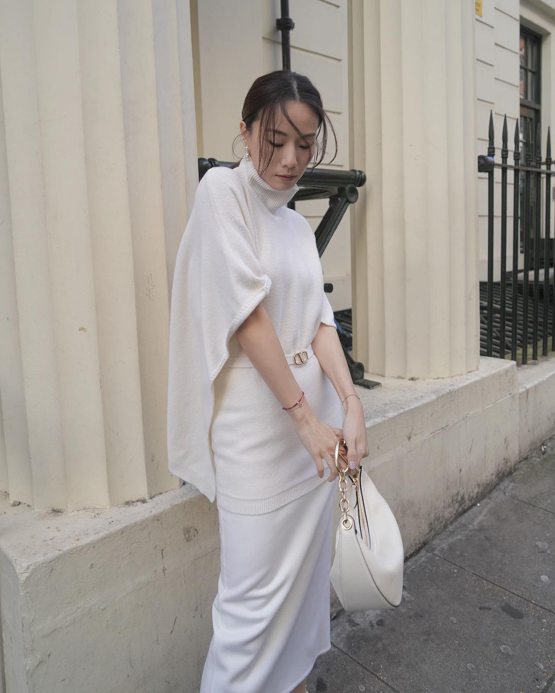 同是想顯臉小的話，還要在耳朵兩側留下一些小碎髮絲，修飾臉型