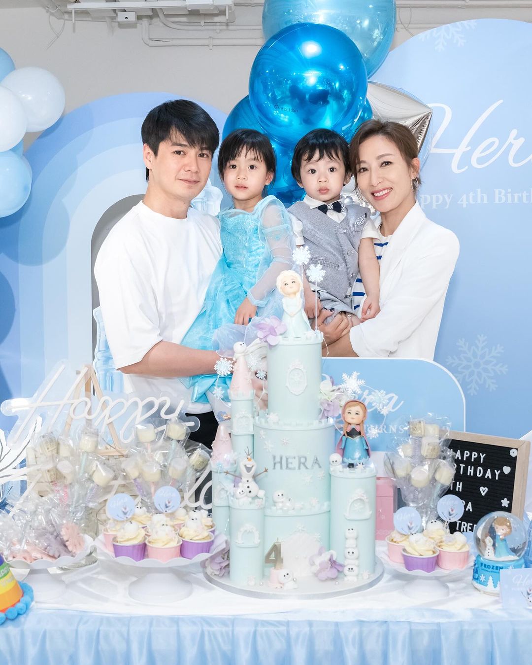 羅子溢與太太楊茜堯一家四口好幸福。