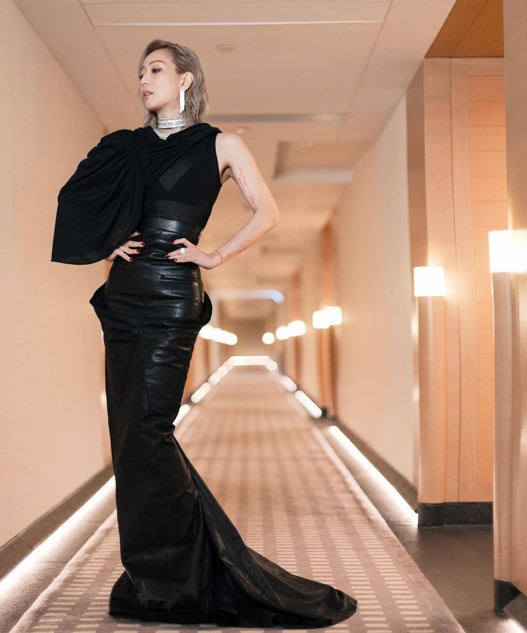 久未露面的鄭秀文明顯長了一些肉，不少網民大讚她比以前好看。