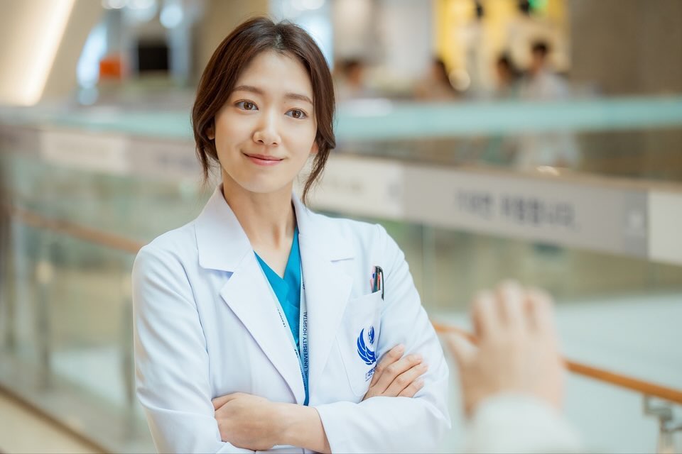 選擇與髮色相似或淡的眉筆,保持眉頭乾淨、自然