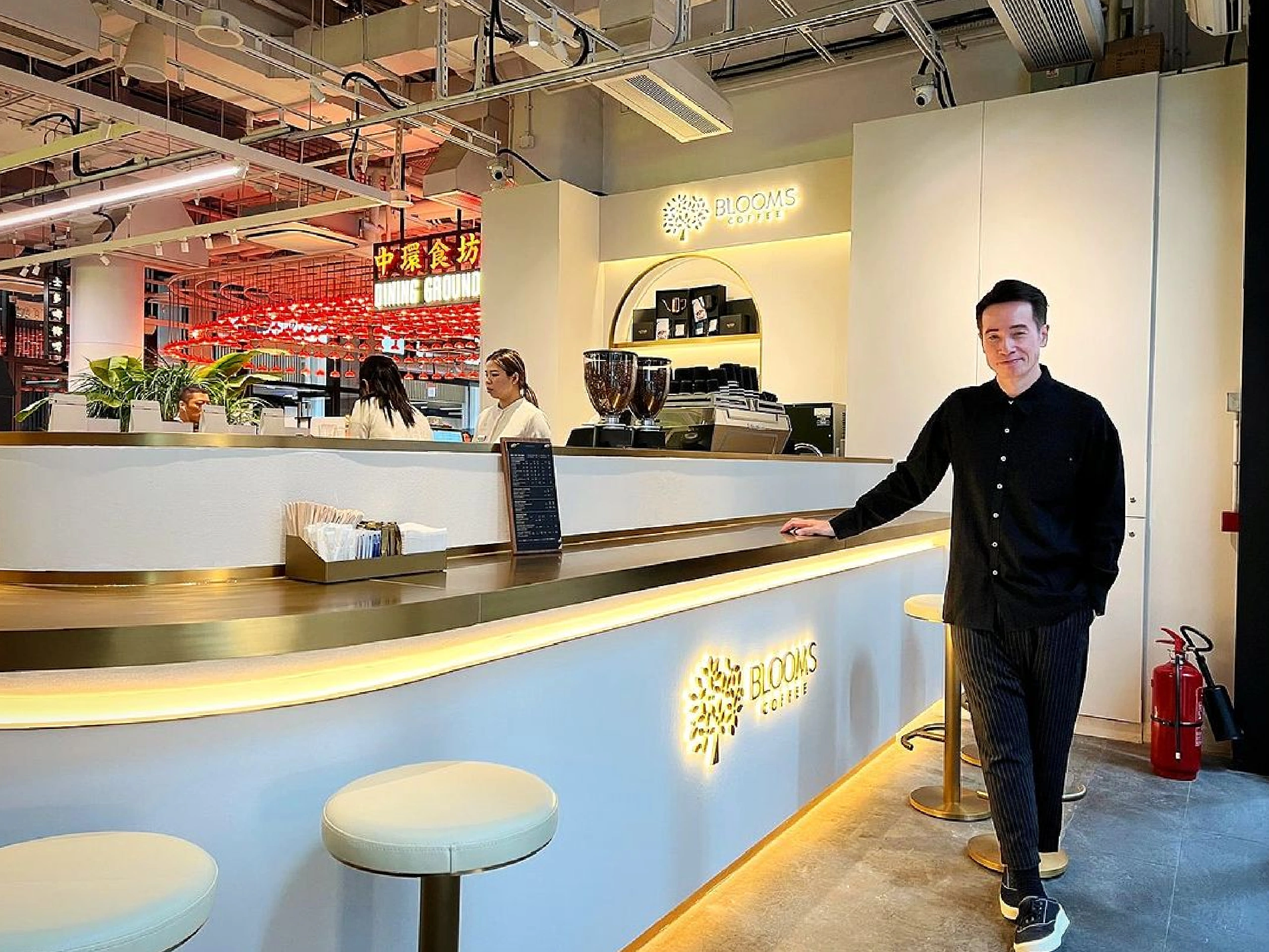 陳豪咖啡分店新開張,他自然會出席。