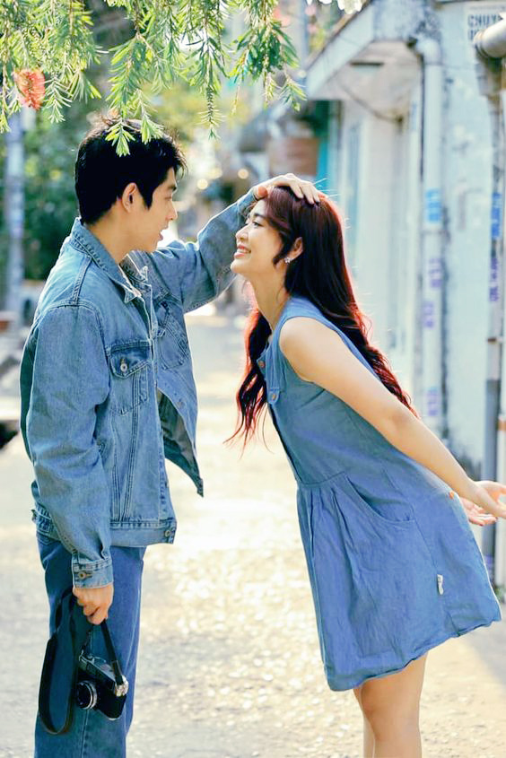 男生心動時會不經意地靠近你,保持更多的身體接觸。