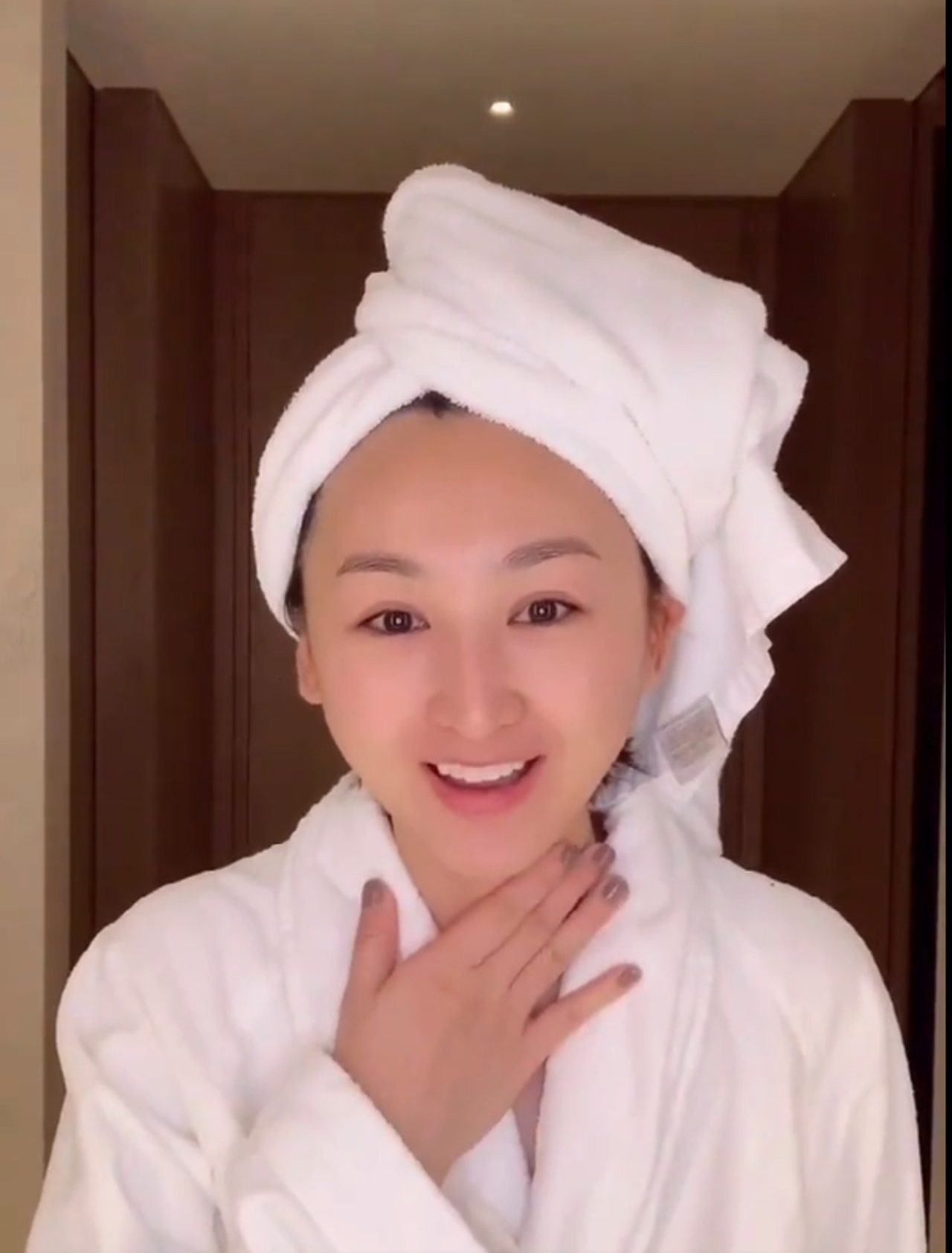 不少女生在洗完頭後會用毛巾把頭髮都包起來，其實這樣會對頭皮造成很大壓力。