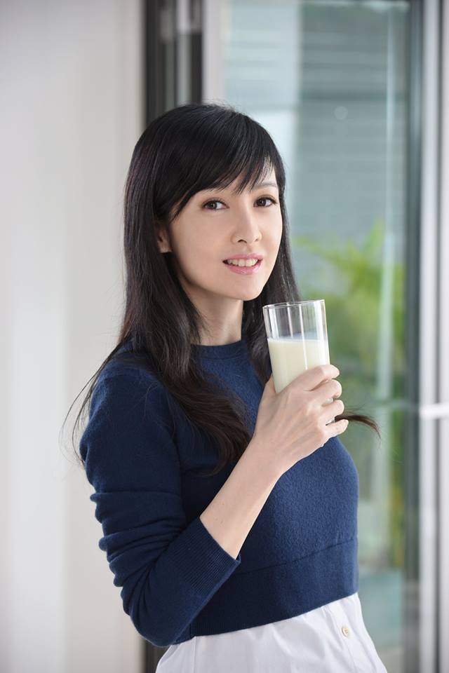 周慧敏非常注重養生,每天早上起床後會立即喝溫水。