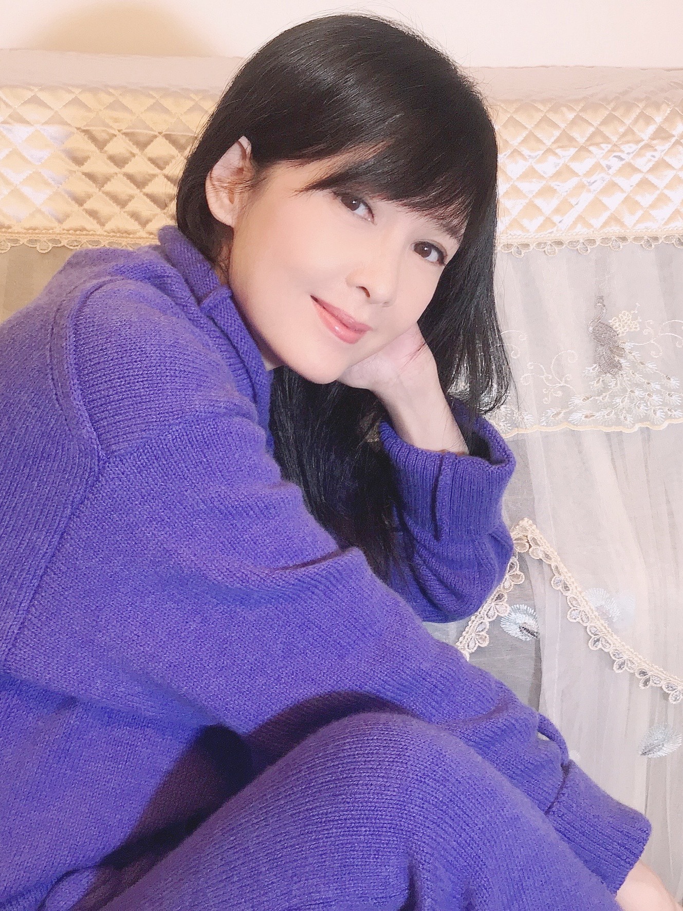 周慧敏會盡量淡妝,避免肌膚因被大量化妝品長時間覆蓋而難以透氣。