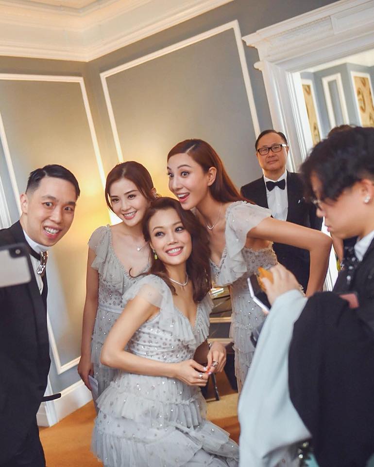 避免在婚禮上瘋狂自拍。