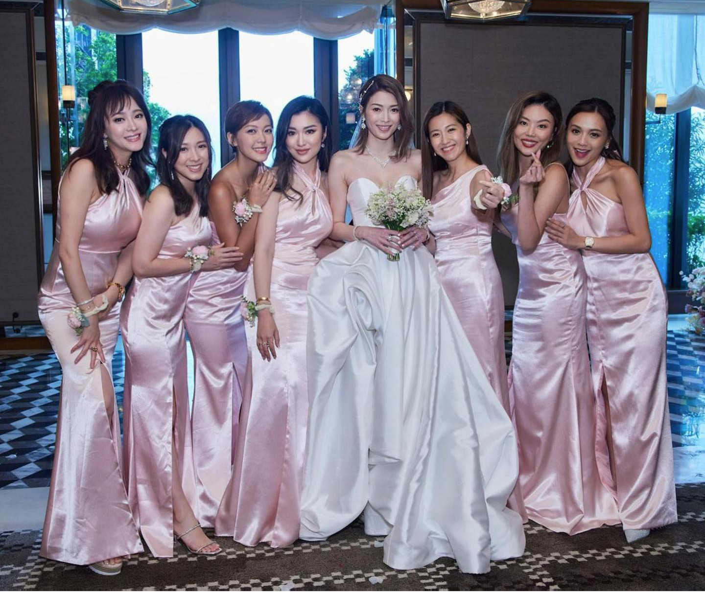 姊妹團應保持積極正面的態度，幫助維持婚禮的整體氛圍。