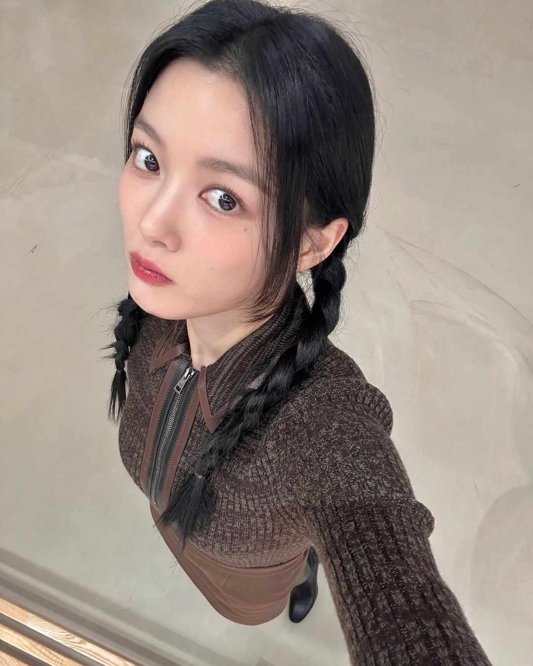 圓臉的女生可以從眼睛下方開始，往臉部外圍輪廓畫一個扇形