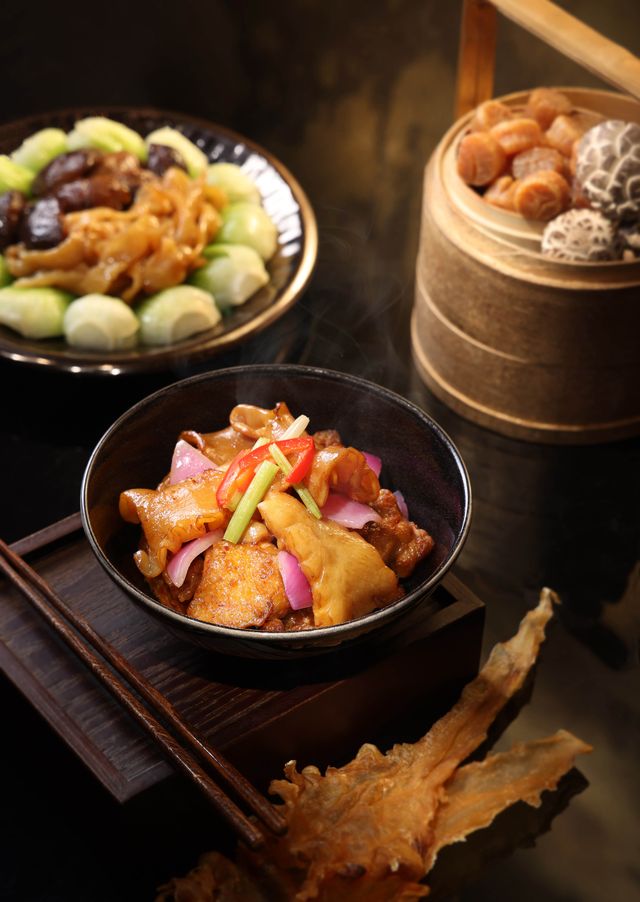 惹味辣汁花膠香炆雞。