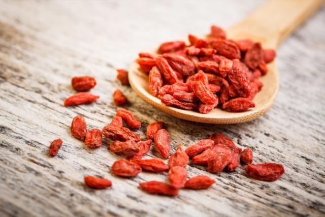 枸杞有助於增強免疫系統,保護眼睛健康,並且有抗衰老的功效。