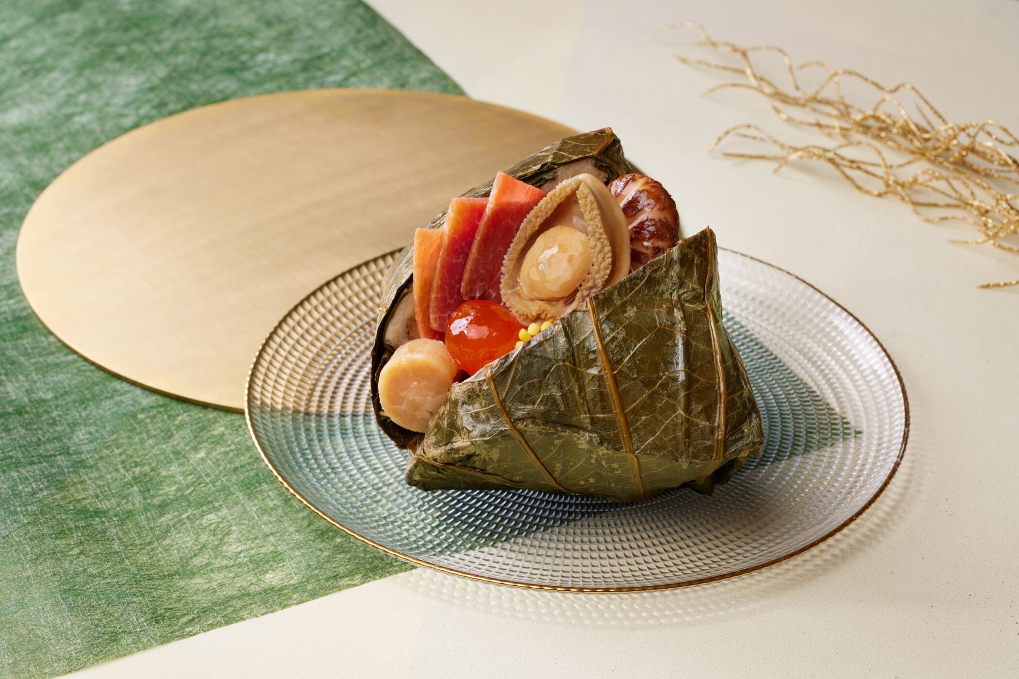 蛋黃鮑魚金華火腿瑤柱裹蒸糉。