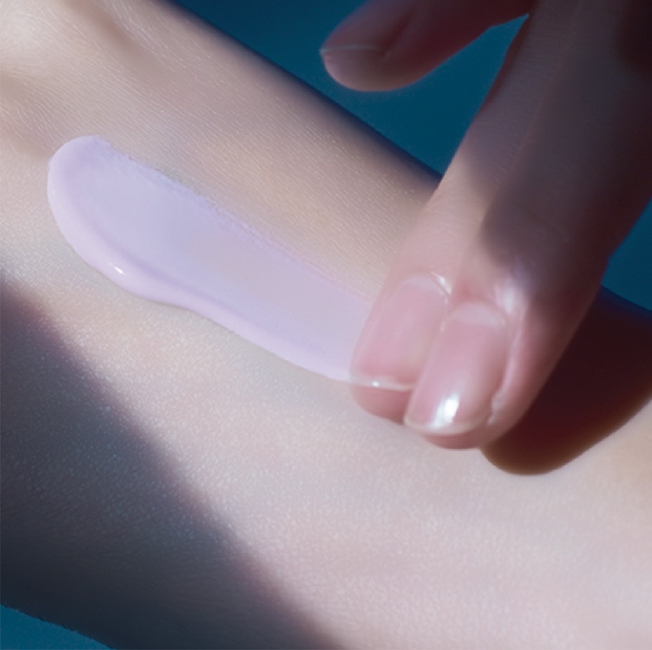 水感十足的淡紫色調，一抹即時改善亞洲人偏黃肌、膚色不均問題，用作防曬乳霜抑或妝前底霜都無問題！