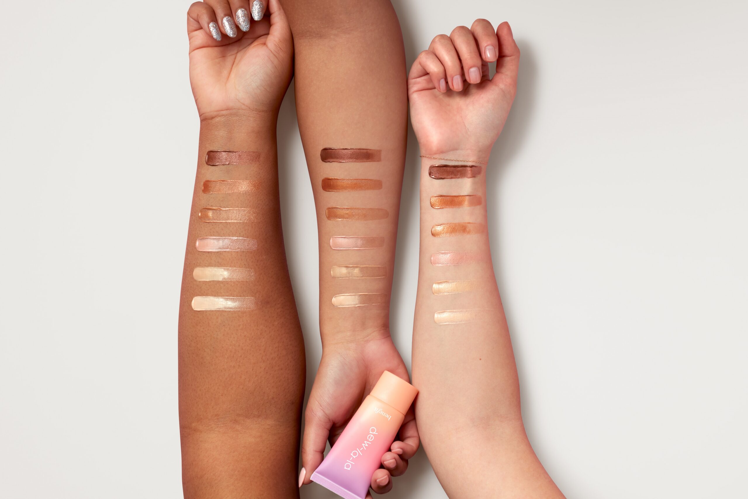 追求陽光輕吻清透夏妝感的女生，可選擇Benefit新推出的Dew-La-La水漾亮肌光影液