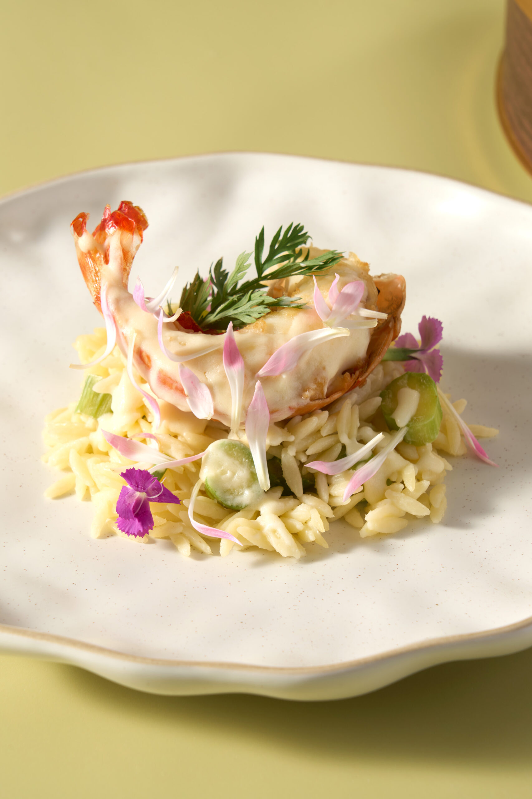 油波士頓龍蝦尾配忌廉米粒意粉。