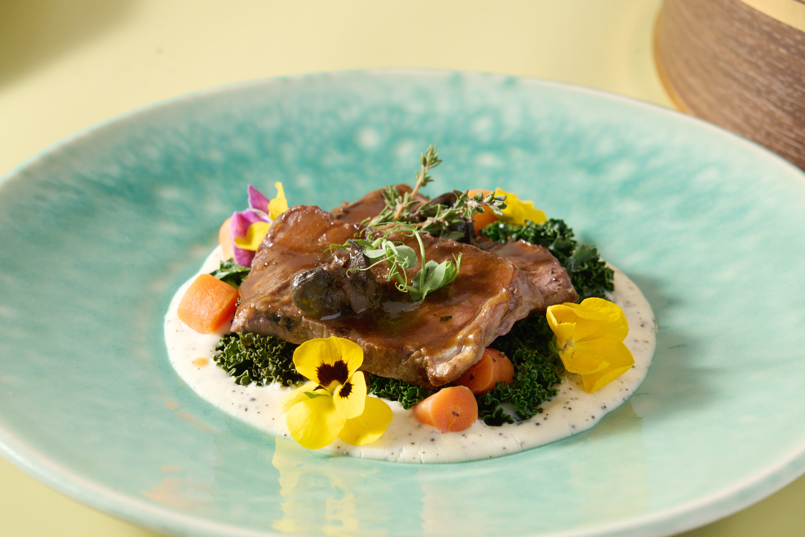 烤草飼牛扒田螺配松露薯茸。