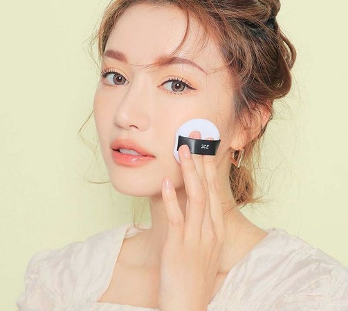 使用氣墊粉餅快速完成底妝。