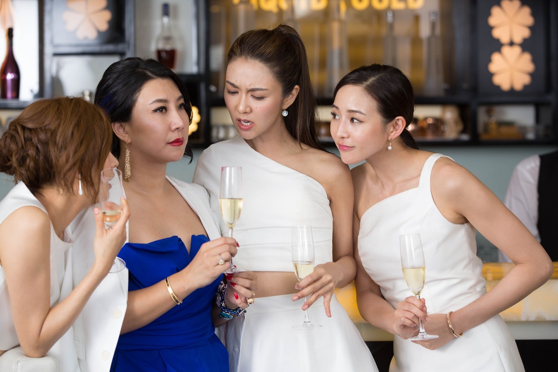 記得當日的身份是姊妹團，應避免在婚禮上過度八卦、講是講非。