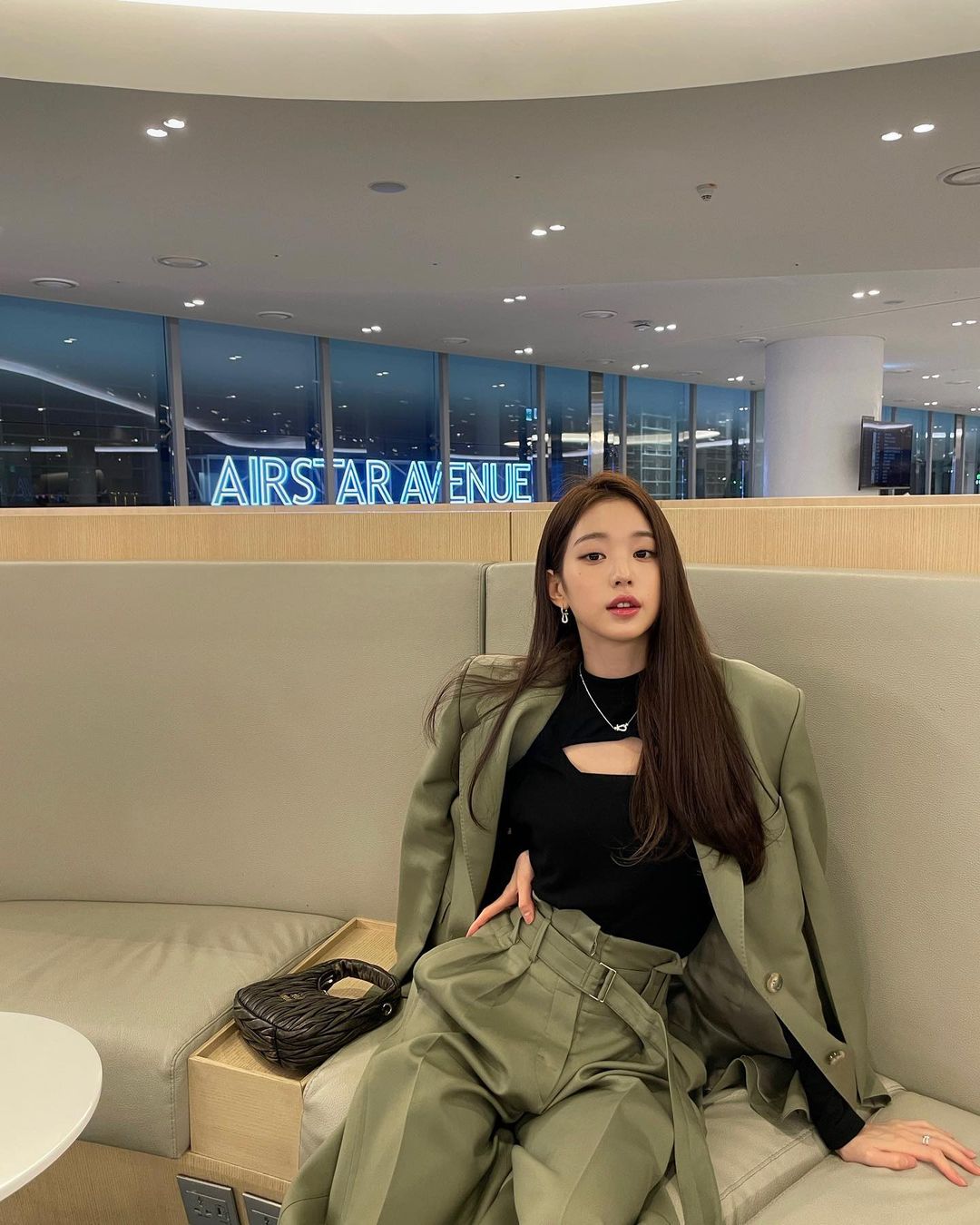 長期待在辦公室的女性,更需要隨時補充水分,保持妝容清爽