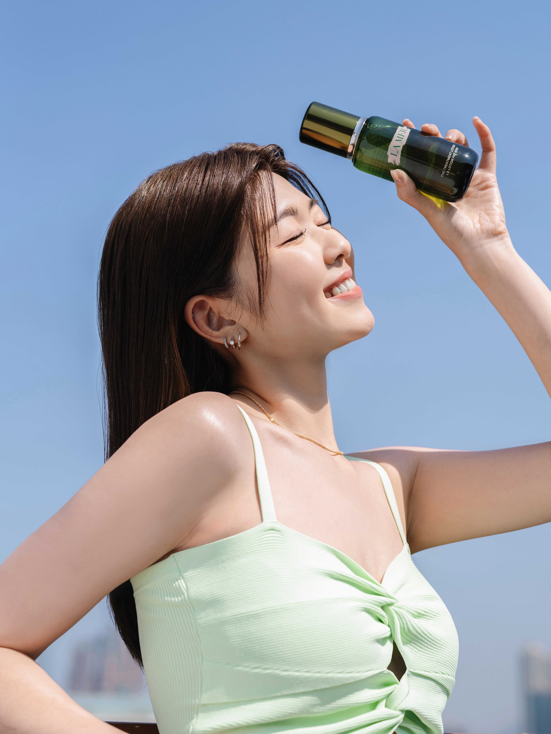 Hillary 大讚 La Mer 肌底修護液將毛孔打開，讓後續的 Skincare 可以更快吸收。