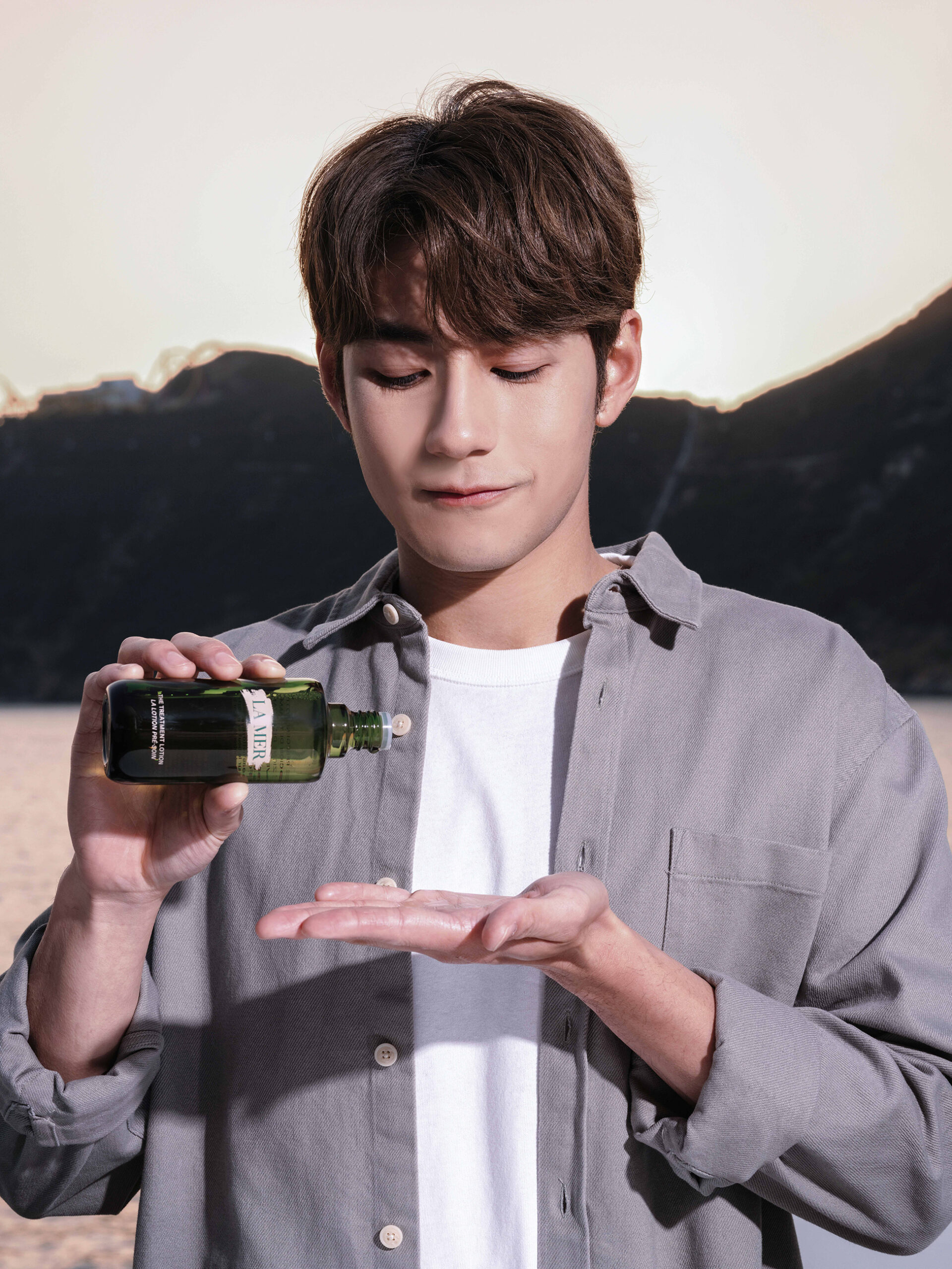 Jeffrey 早晚都會用 La Mer 肌底修護液作打底＋精華，一支多效可以令讓他節省護膚的時間，爭取時間休息之餘，同時看上去有自然的健康光澤感。