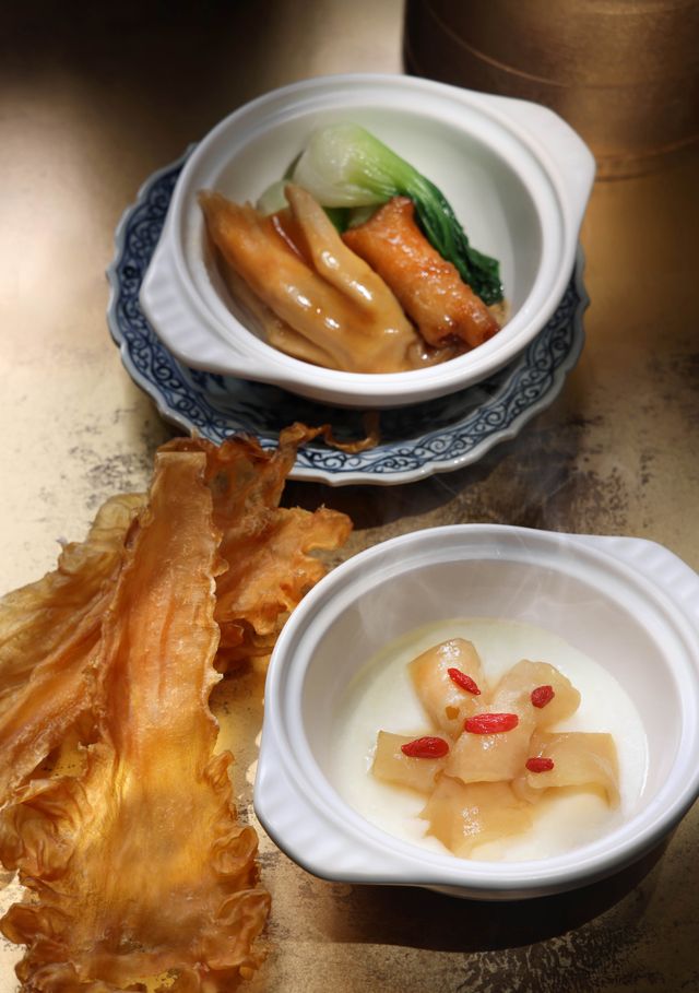 花膠瑶柱扒時蔬及老干媽花膠配什菌。