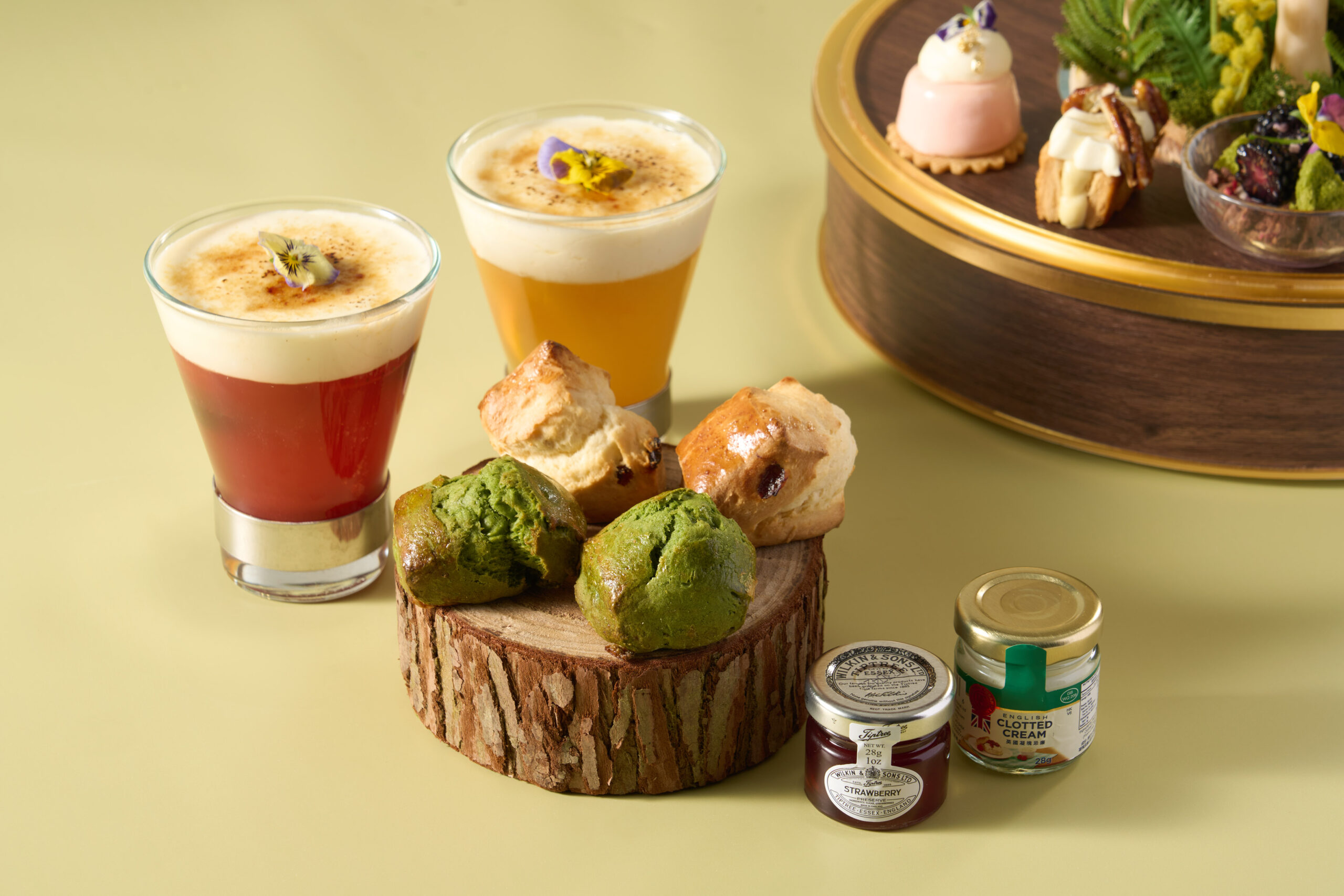 英式傳統鬆餅及奶蓋花茶。