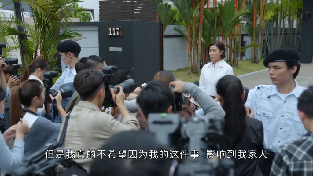 佘詩曼在出任代主席首日便以涉嫌賄賂及偽造文件案被請回警署協助調查。