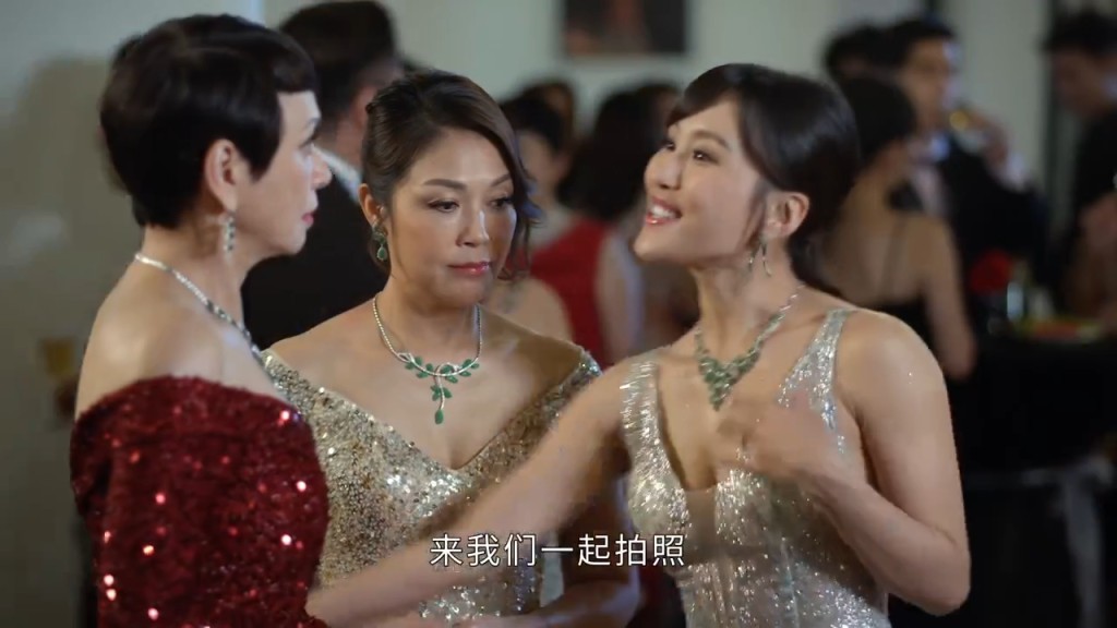 張鳳妮與余安安和Dada陳靜站在一起，完全未有被比下去，依然美艷如昔。