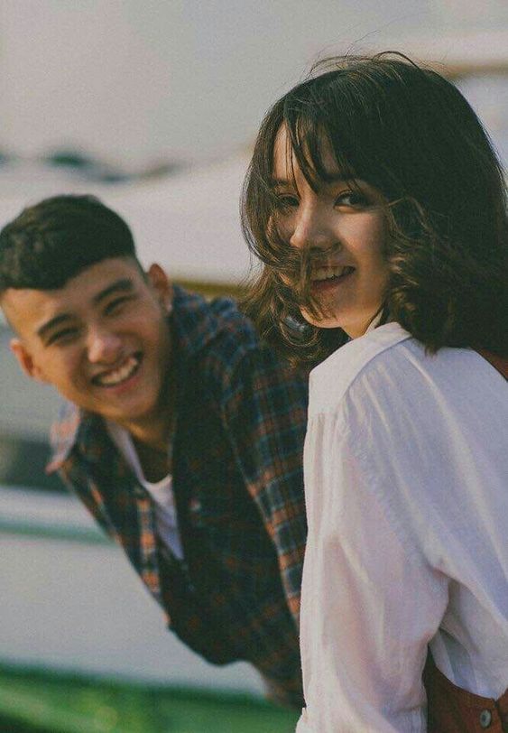 兩個人在互相吸引後開始交往，最初只要待在一起就感到幸福。