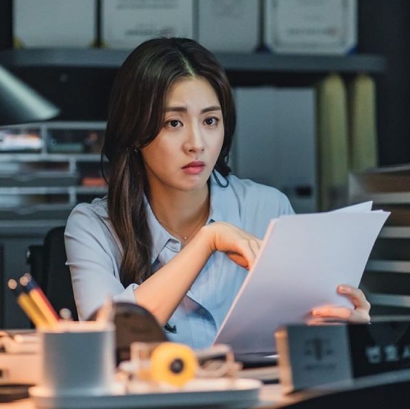 用「apologize」取代「Sorry」顯得你比較專業。