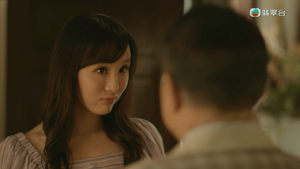 朱麗琪（陳靜 飾）出盡法寶𠱁老公從前妻手上拿回翡翠頸鏈。