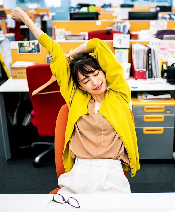 在辦公室由朝坐到晚，運動量不足，容易導致骨骼出現問題。