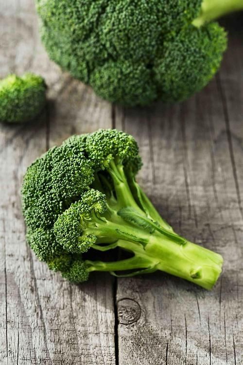 西蘭花含有豐富的維他命C、β-胡蘿蔔素和硫代葡萄糖苷。