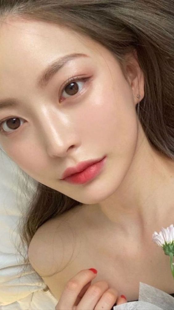 上粉底液時,使用美妝蛋是提高底妝貼服度的一個好方法。