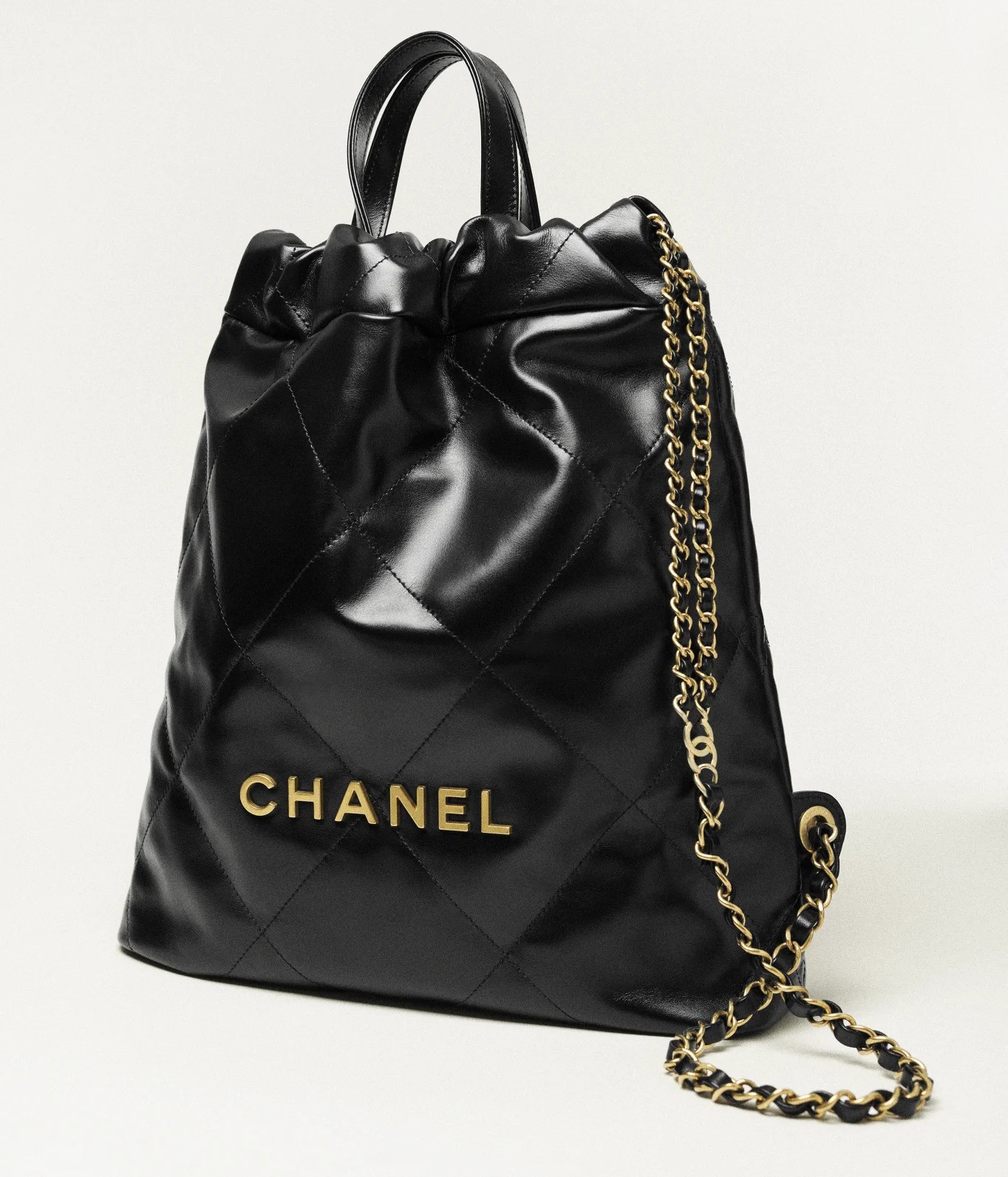 CHANEL 22背囊以光面小牛皮製成，款式復古迷人。