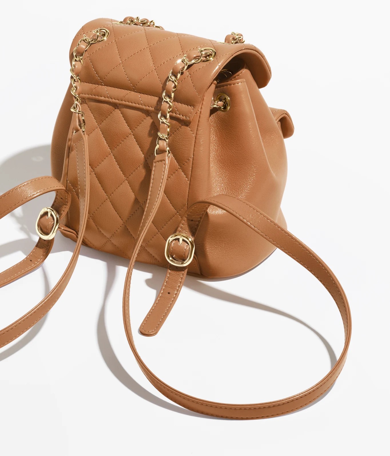 以小牛皮質搭配CHANEL精湛工法製作而成。