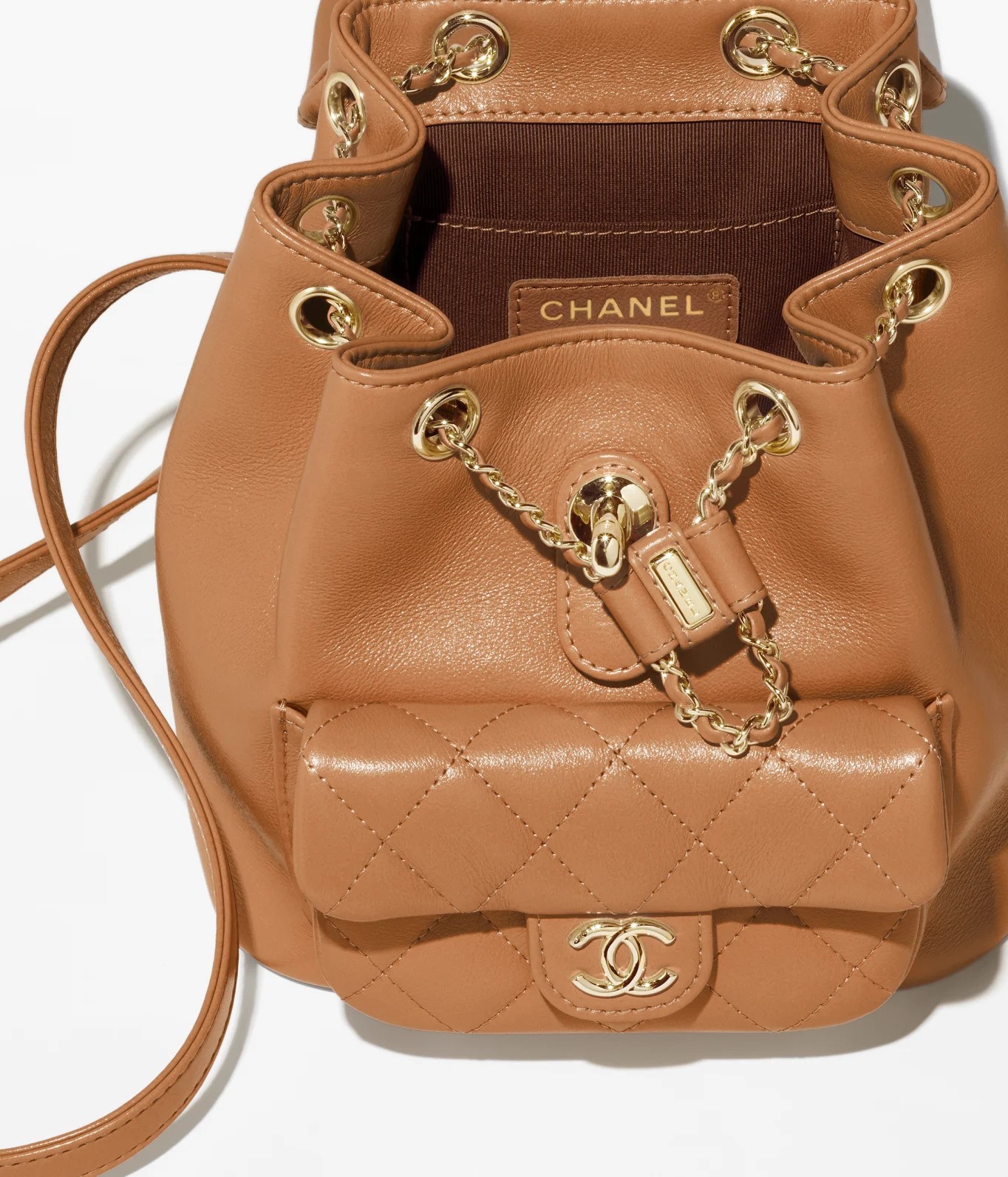 容量配置上十足貼心、更設計了方便收納的夾層。