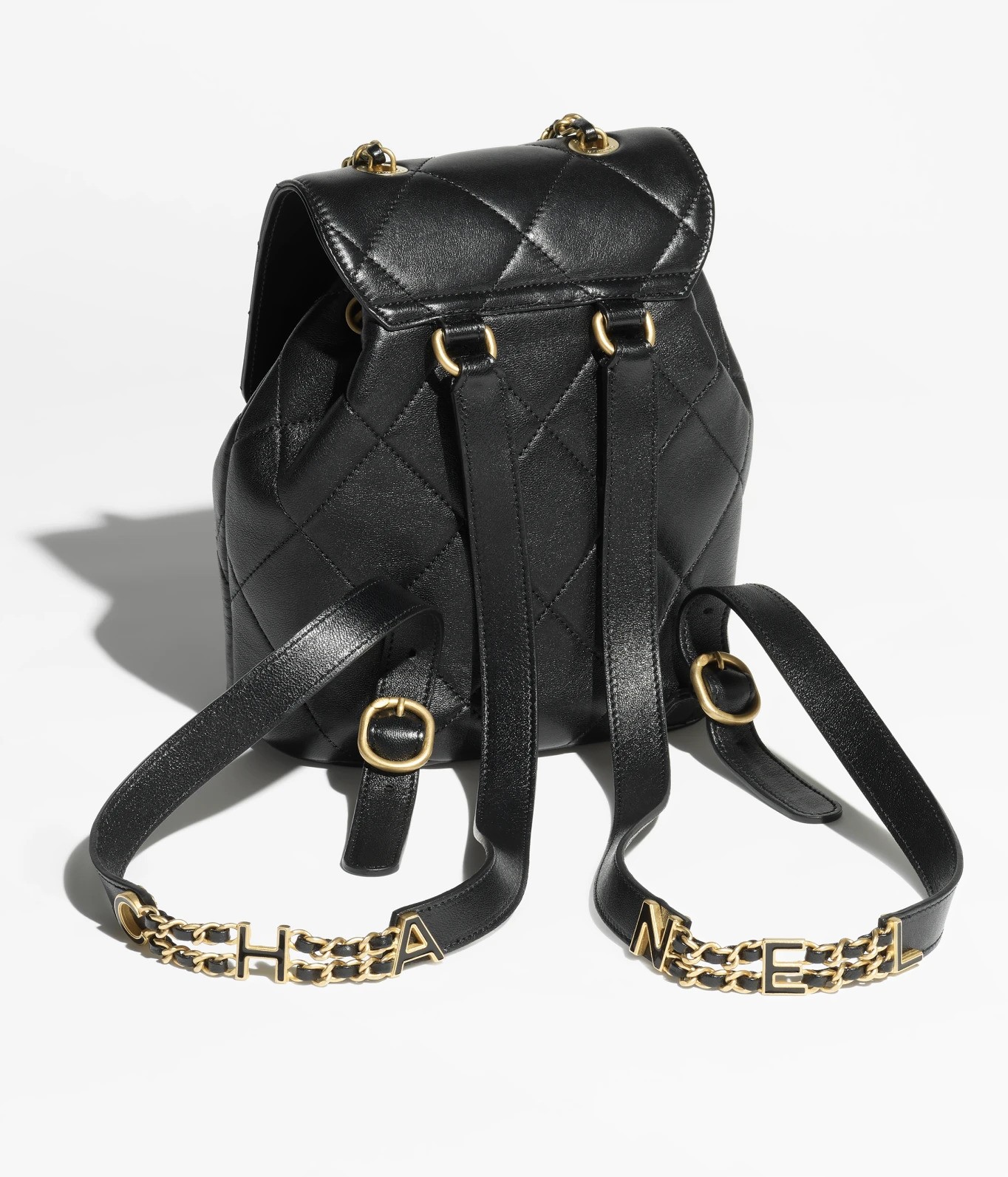 背帶飾有「CHANEL」字樣，即左邊背帶為「CHA」，右邊則是「NEL」