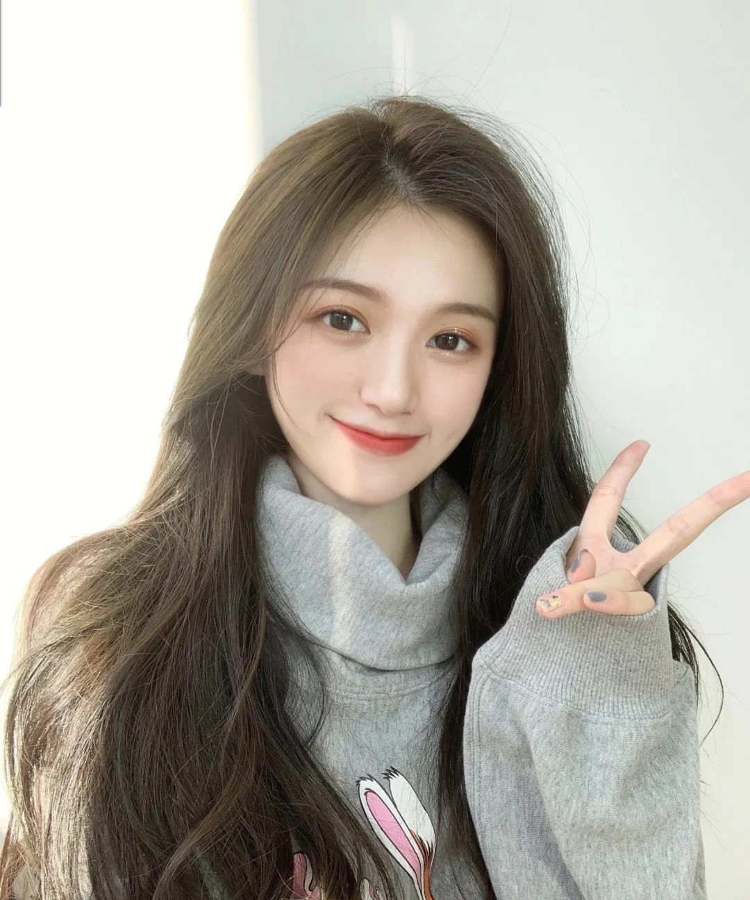 日系透明感的橄欖冷棕在視覺上相當輕盈,也是非常受歡迎的髮色,非常適合OL,高雅顯眼又不誇張。