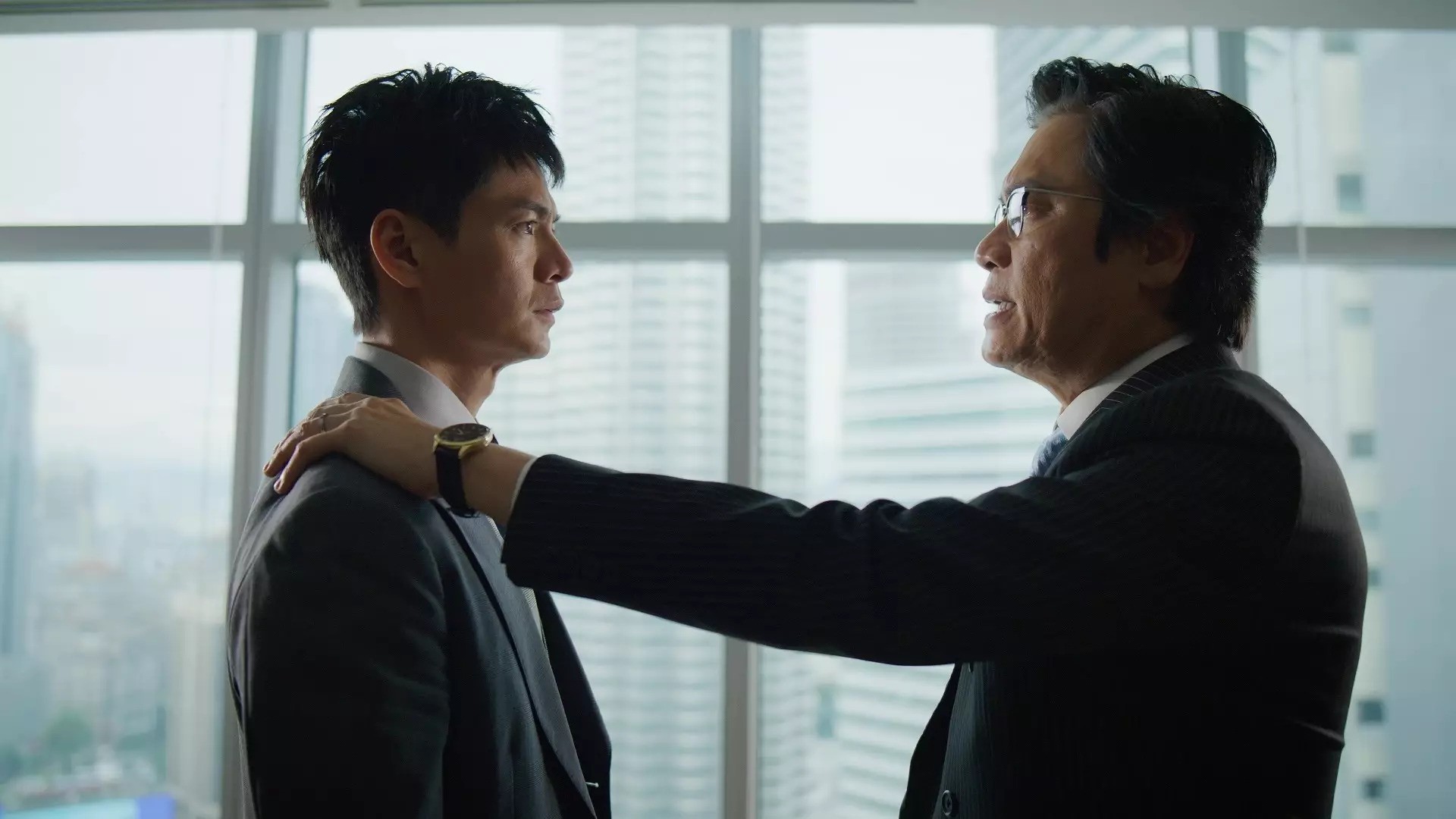 羅子溢今次飾演奸角,與劇中的父親羅嘉良密謀對付佘詩曼。